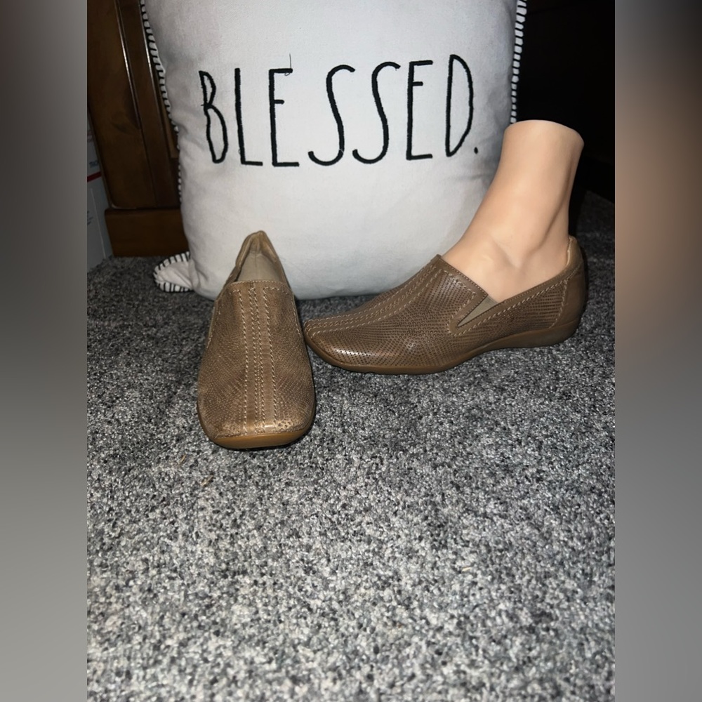 The Sesto Meucci Brilla perforated slip-on shoes in distressed taupe leather Sz6